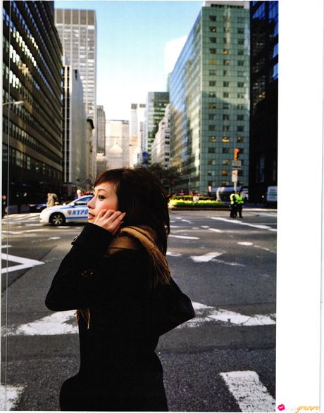 Den asiatiske covergirl Natsume viser et nærbillede af sin fisse på en sexet måde