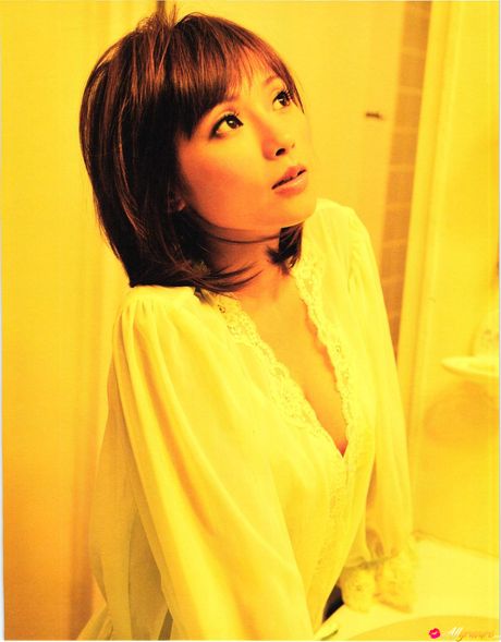 Den asiatiske covergirl Natsume viser et nærbillede af sin fisse på en sexet måde