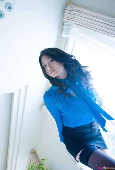 アジア美人の川村ゆきえがビキニを脱ぎ、巨乳を披露