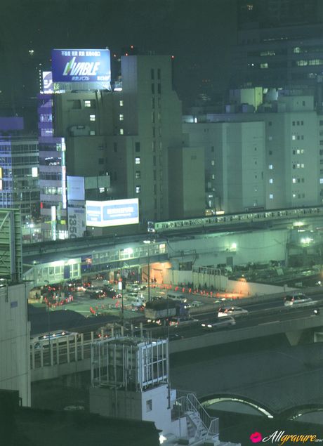 棕色眼睛的日本寶貝 Hitomi Aizawa 展示她令人驚嘆的乳房和臀部