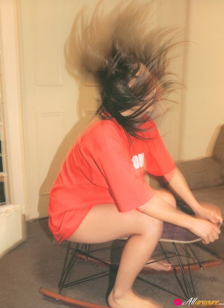 棕色眼睛的日本寶貝 Hitomi Aizawa 展示她令人驚嘆的乳房和臀部