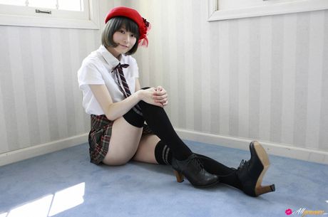 アジアのティーン宮島さくらは彼女の素敵なおっぱいを披露し、ソロでポーズをとる