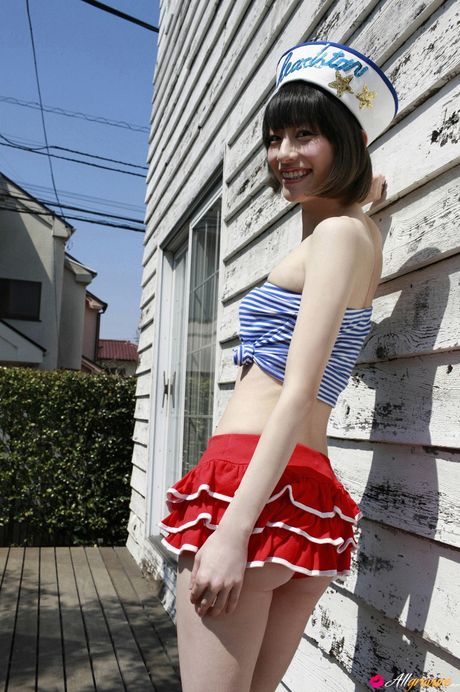 アジアのティーン宮島さくらは彼女の素敵なおっぱいを披露し、ソロでポーズをとる