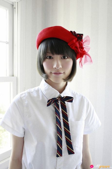 アジアのティーン宮島さくらは彼女の素敵なおっぱいを披露し、ソロでポーズをとる