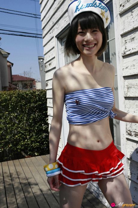 アジアのティーン宮島さくらは彼女の素敵なおっぱいを披露し、ソロでポーズをとる