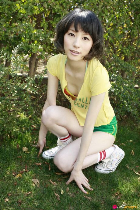 アジアのティーン宮島さくらは彼女の素敵なおっぱいを披露し、ソロでポーズをとる