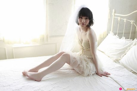 アジアのティーン宮島さくらは彼女の素敵なおっぱいを披露し、ソロでポーズをとる