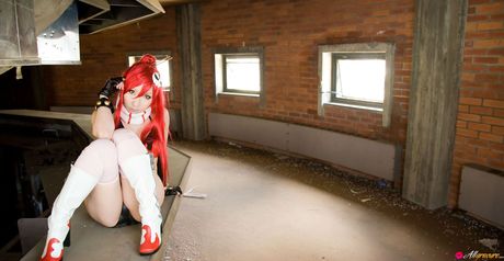 Rødhåret japansk pige Ayaka Gekijou bliver nøgen i en sort bikini og handsker