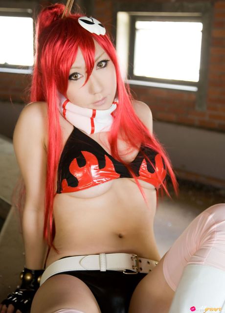 Rødhåret japansk pige Ayaka Gekijou bliver nøgen i en sort bikini og handsker