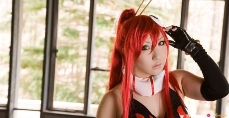 Rødhåret japansk pige Ayaka Gekijou bliver nøgen i en sort bikini og handsker