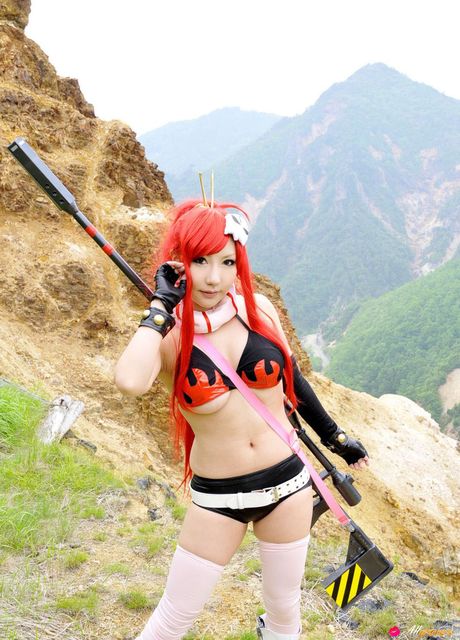 亞洲娃娃 Ayaka 赤裸裸地躺在花田裡的毯子上