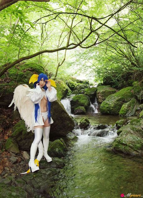 アジアの十代のアヤカは青い髪で森の中でロングドレスを着こなす