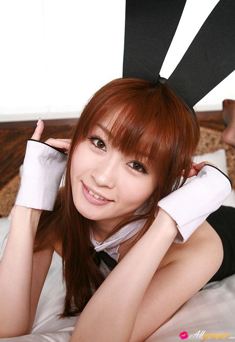 亞洲兔女郎西島亞希穿著兔女郎服裝，展示她迷人的胸部和姿勢