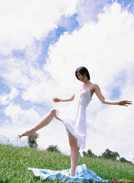 Alluring Asian teen Nao Nagasawa demonstrates her hot body in a bikini outdoors