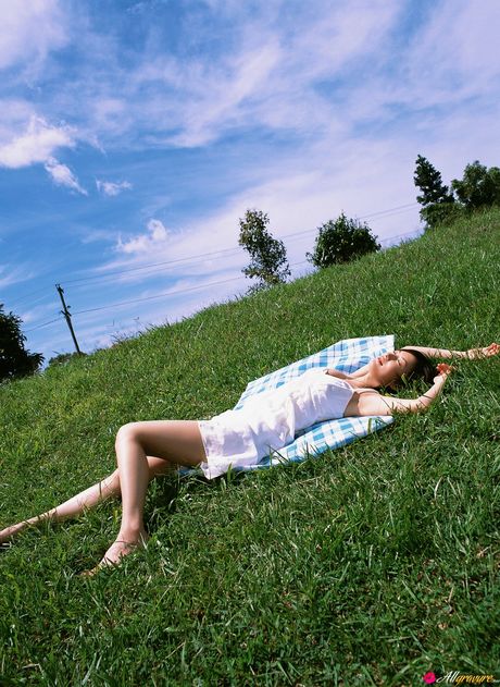 魅惑的なアジアのティーン、長澤奈央がビキニ姿で屋外でセクシーなボディを披露