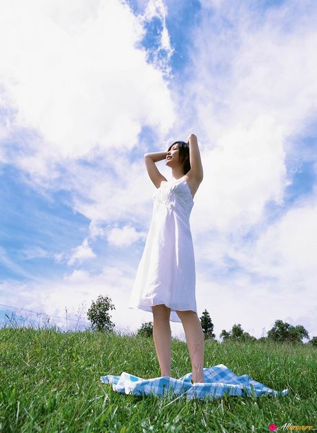 魅惑的なアジアのティーン、長澤奈央がビキニ姿で屋外でセクシーなボディを披露