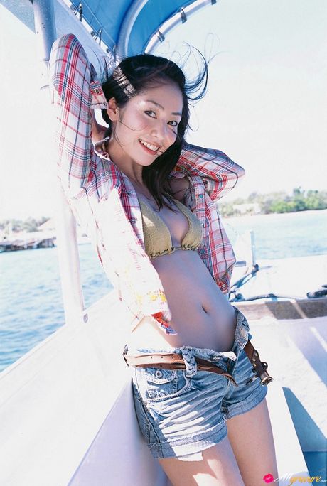 アマチュアモデルの谷桃子がビーチで裸になり体を露出する