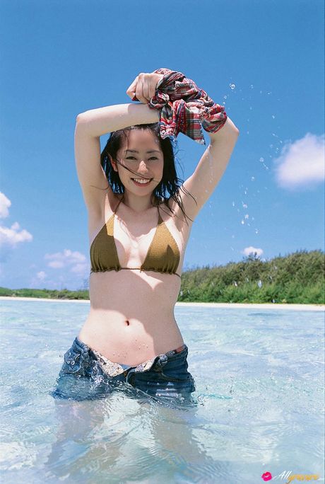 アマチュアモデルの谷桃子がビーチで裸になり体を露出する