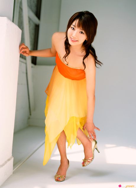 亞洲女孩 Kaori Manabe 凸顯她巨大的乳房，並在戶外展示她裸露的身體