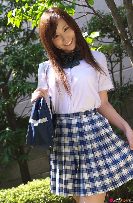 アジアの女子高生、花木いよがニーソックス姿でおっぱいを露出