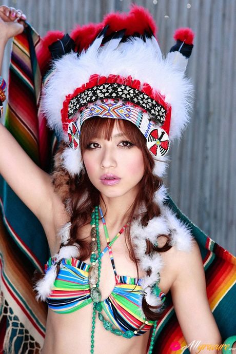 茶色の瞳の日本の美女、優木まおみがセクシーなビキニでポーズを取っている