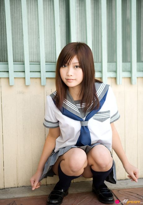 Skolepigen Maki Honoka afslører sin lækre røv og poserer i knæstrømper