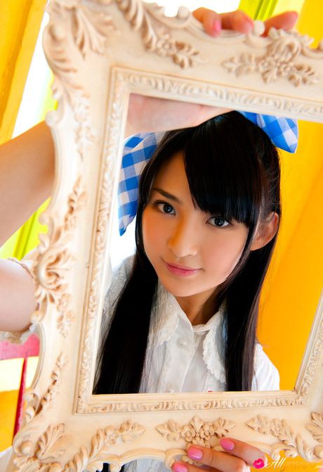 亞洲女孩 Saki Suzuki 露出她的小乳房並獨自擺姿勢