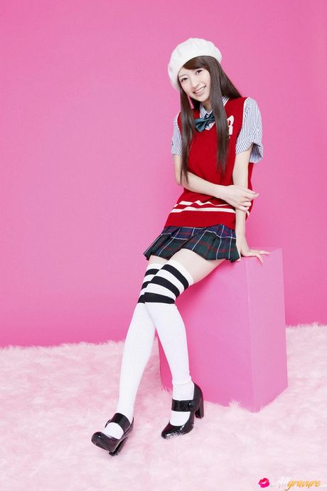 Asiatisk skolepige Rina Aizawa fremhæver sine fantastiske stativer og poseringer i strømpebukser