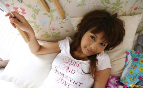 亞洲封面女郎 Sakurako 展示她的巨乳並獨自擺姿勢