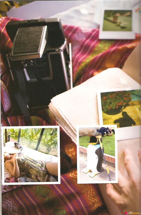 Asiatisk pige Natsumi Abe tager sin bikini af og afslører sin komplette nøgenhed i poolen