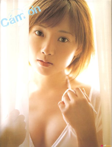 Asiatisk pige Natsumi Abe tager sin bikini af og afslører sin komplette nøgenhed i poolen