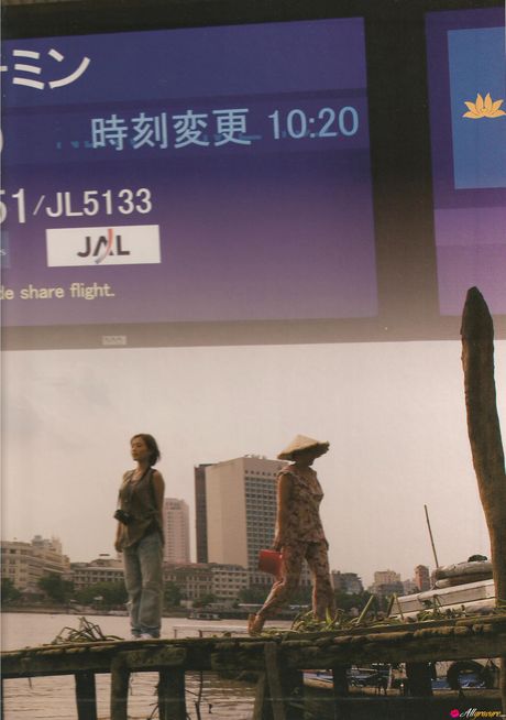 Asiatisk pige Natsumi Abe tager sin bikini af og afslører sin komplette nøgenhed i poolen