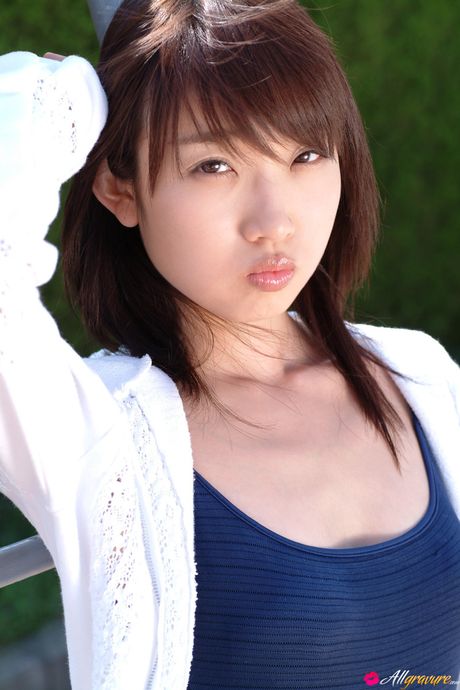 Asiatisk dukke Saya Misaki tager sin badedragt af og viser sin nøgenhed ved poolen