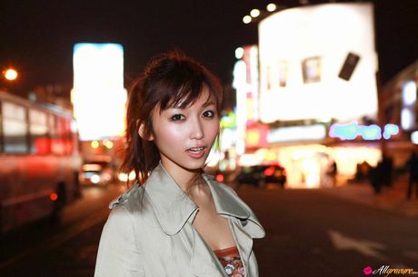 棕眼日本美女Risa Yoshiki展現火辣身材