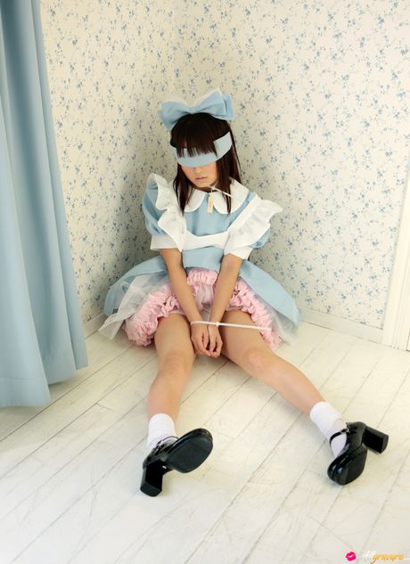 Den asiatiske dukke Kana Moriyama bærer en sløjfe, mens hun klæder sig ud i en kjole