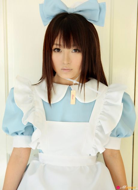 Den asiatiske dukke Kana Moriyama bærer en sløjfe, mens hun klæder sig ud i en kjole