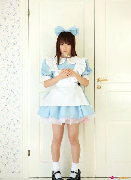 Den asiatiske dukke Kana Moriyama bærer en sløjfe, mens hun klæder sig ud i en kjole