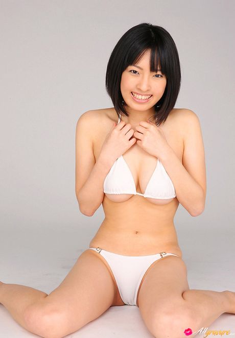 アジア美人のましろ杏が小さな胸を披露しビキニでポーズをとる