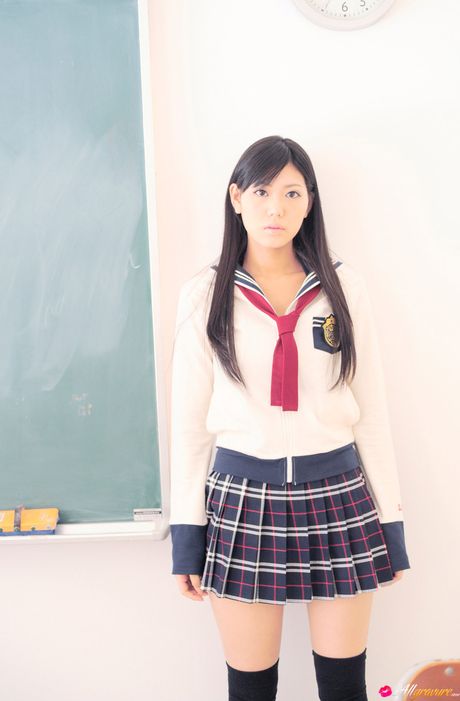 女學生 Saemi Shinohara 穿著格子襯衫展示她的陰部