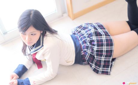 女學生 Saemi Shinohara 穿著格子襯衫展示她的陰部