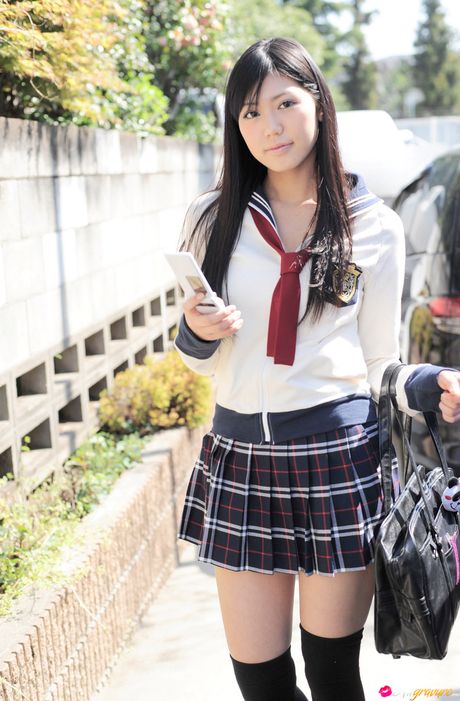 女學生 Saemi Shinohara 穿著格子襯衫展示她的陰部