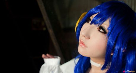 アジアの美女アヤカがソロで素晴らしい胸とポーズを披露