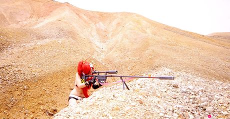 Rødhåret japansk babe Ayaka Gekijou viser sine små bryster frem og poserer i en bikini