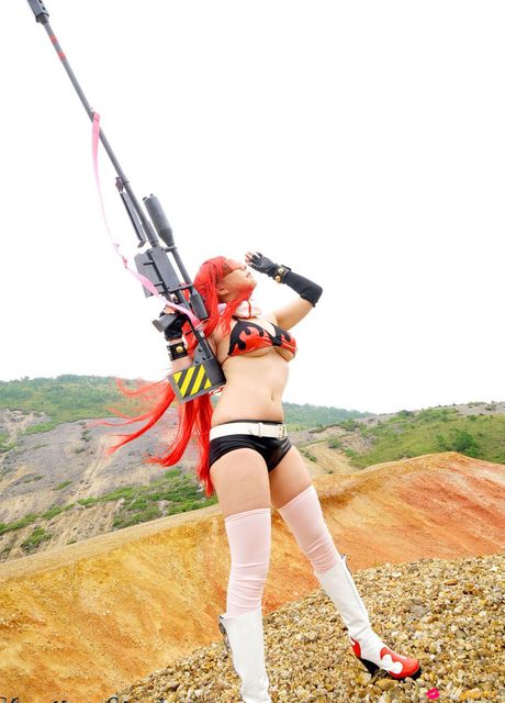 紅髮日本寶貝 Ayaka Gekijou 展示她的小乳房並穿著比基尼擺姿勢