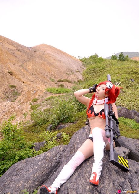 Rødhåret japansk babe Ayaka Gekijou viser sine små bryster frem og poserer i en bikini