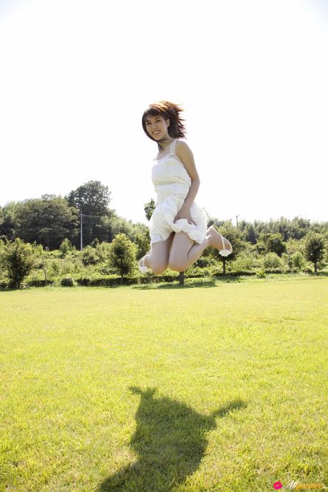 棕色眼睛的日本寶貝 Mizuho Hata 穿著性感比基尼擺姿勢