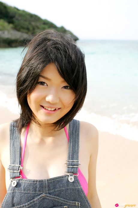 Noriko Kijima is a Japanese teen who loves to pose in bikinis