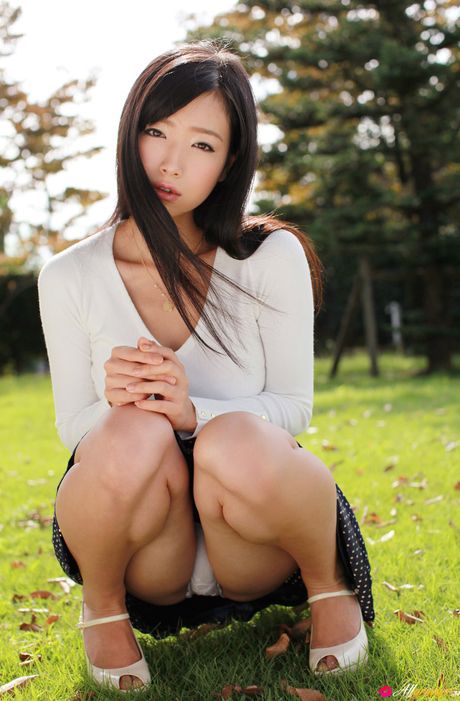 Asiatisk søde Kokone Sasaki viser sine flotte bryster frem og poserer solo