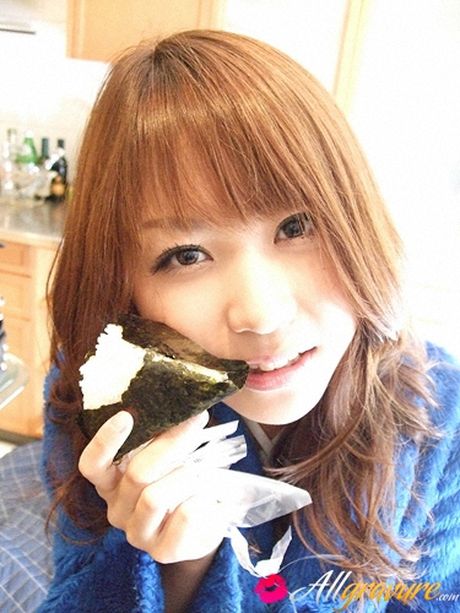 亞洲模特兒西田真衣在單人秀中展示她令人驚嘆的胸部和姿勢