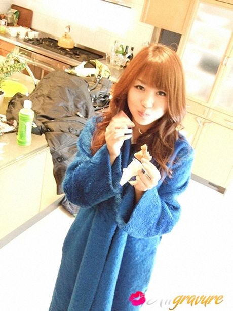 亞洲模特兒西田真衣在單人秀中展示她令人驚嘆的胸部和姿勢